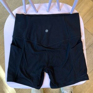 ATHLETA SALUTATION STASH POCKET II 5” SHORT BLACK